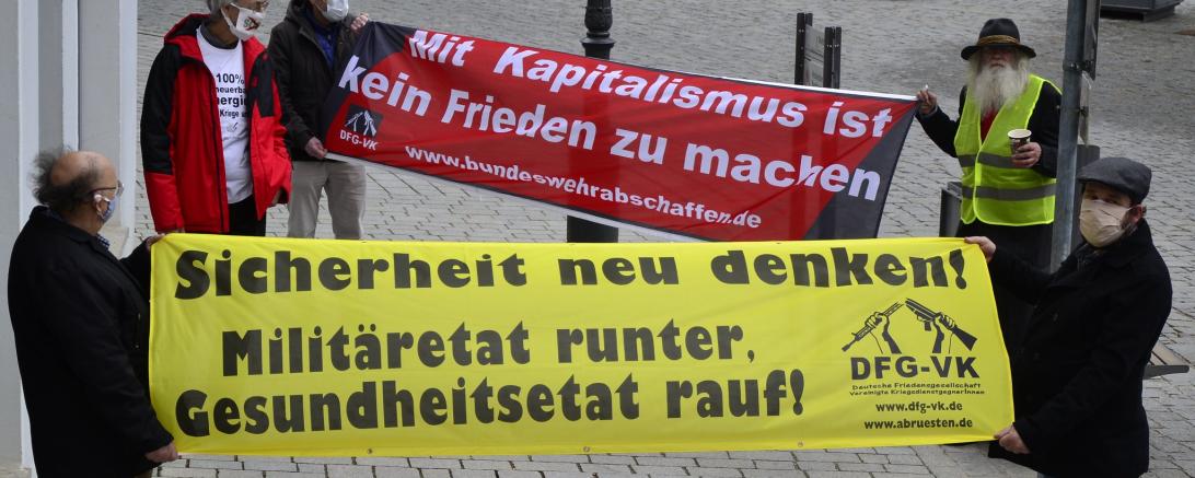 Die Deutsche Friedensgesellschaft Nordschwaben (DFG-VK) hatte für den Nachmittag ihre Freund*Innen und andere linke Bewegte zu einem Maienspaziergang in der Nördlinger Fußgängerzone aufgerufen.