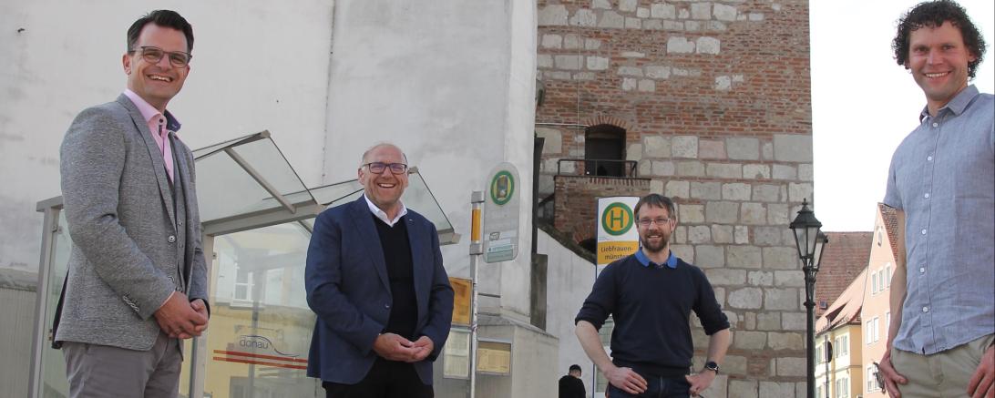 Das Bild zeigt die Webcam Inbetriebnahme in Donauwörth mit (von links) Oberbürgermeister Jürgen Sorre, Dekan Robert Neuner, Technikverantwortlichem Michael Öhlhorn und Thomas Krepkowski.