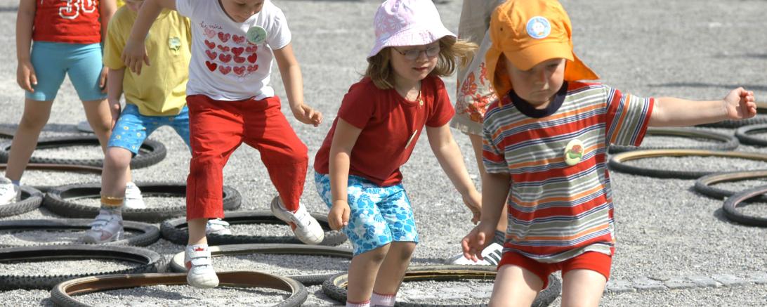 Das Bild zeigt Kleinkinder, die an der Knaxiade teilnehmen. 