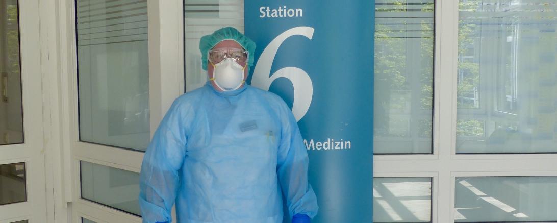 Das Bild zeigt Stationsleiterin Martina Kolb in ihrer Schutzausrüstung.