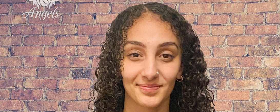 Junge Frau mit XCYDE Angels T-Shirt