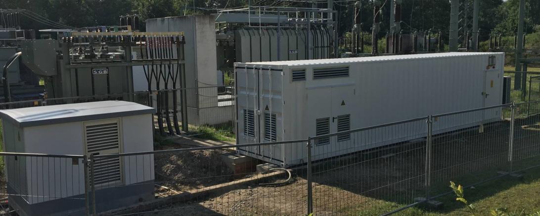 Die an das Kraftwerk gekoppelte Lithium-Ionen-Batterie wird mit dem Strom aus den Wasserkraftturbinen des Kraftwerks Rain am Lech gespeist. Die Batterie hat eine Kapazität von mehr als 1.600 Kilowattstunden und ermöglicht aktuell eine Primärregelleistung von maximal drei Megawatt.