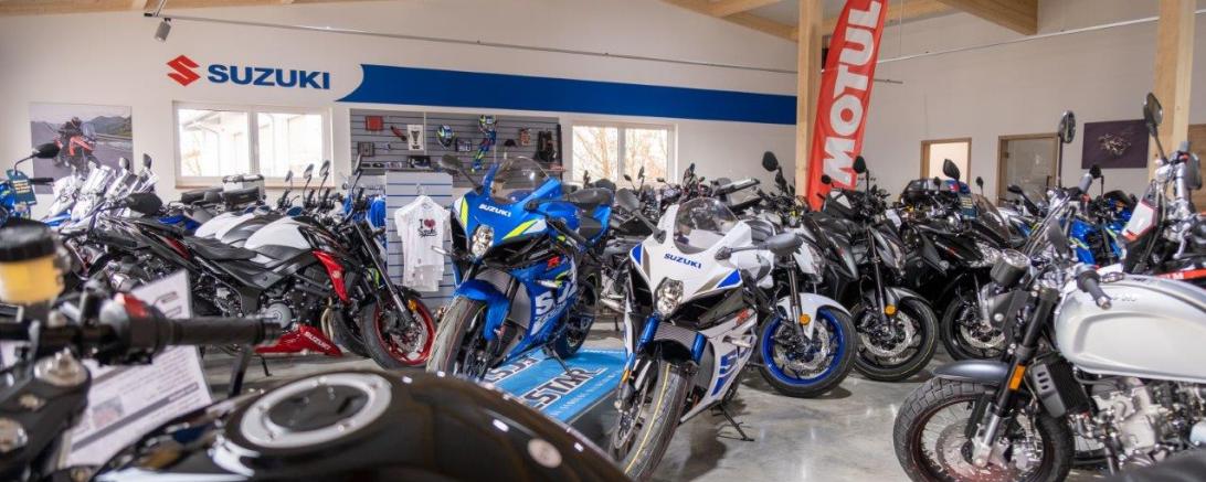 Suzuki-Motorräder in Ausstellungshalle