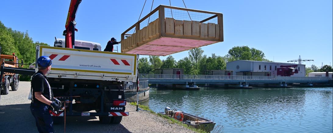 Laster mit Kran und Brutfloß am Lechufer