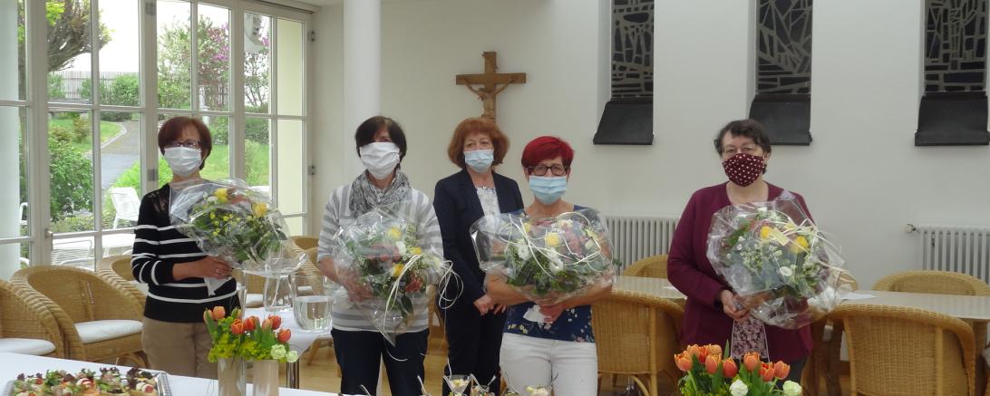 Auf dem Bild zu sehen von links: Hertle Lydia – Hauswirtschaft, Wolf Adelheid – Hauswirtschaft, Schäfer Angelika – Einrichtungsleiterin, Tengler Christa – Pflegekraft und Volk Hannelore – Pflegekraft. 