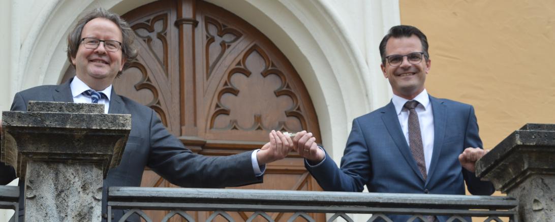 Armin Neudert (links) übergibt den Rathausschlüssel an den neuen Oberbürgermeister Jürgen Sorré. 