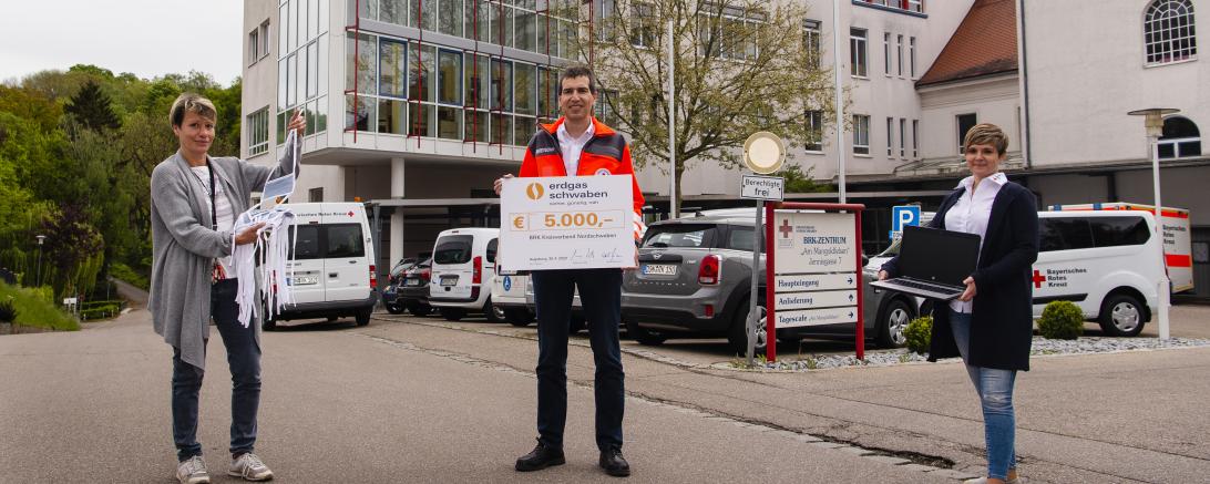 Spendenübergabe vor dem BRK Pflegeheim in Donauwörth