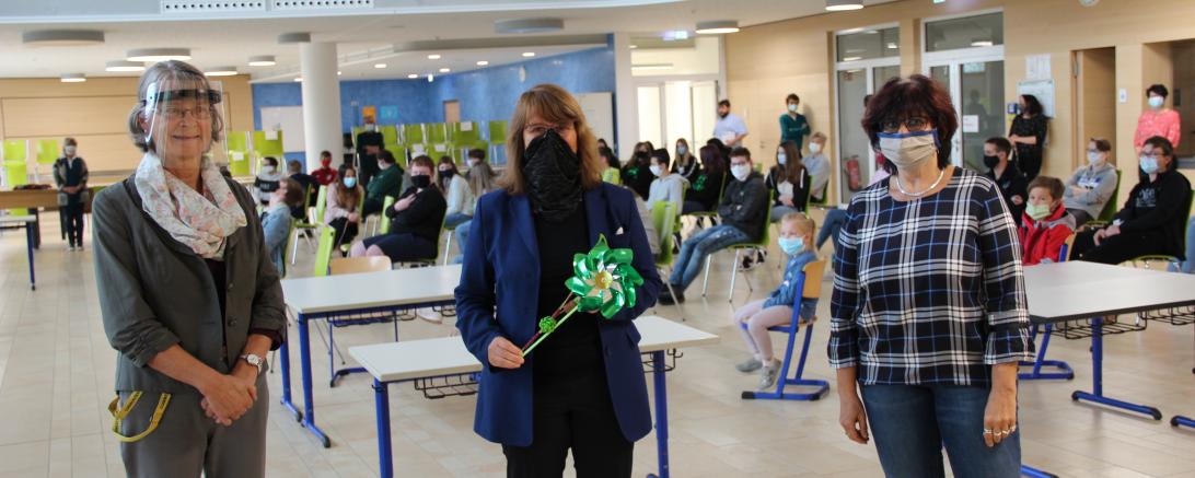 Am 30. April wurde in der Aula der Grund- und Mittelschule Oettingen die ehemalige erste Bürgermeisterin und Schulverbandsvorsitzende Petra Wagner feierlich verabschiedet.