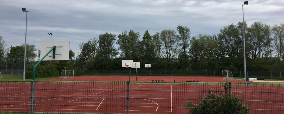 Freiluft-Sportanlage mit Baketballkörben