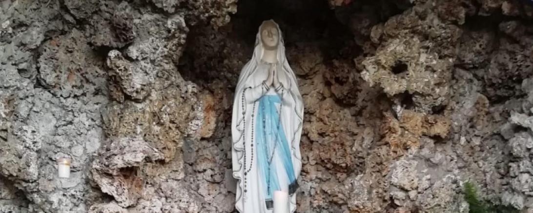 Mariengrotte mit Figur, Kerzen und Blumen