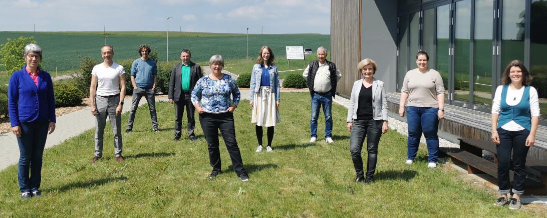 Kreistagsabgeordnete Grüne/Frauenliste/Linke auf Wiese vor B+ Zentrum