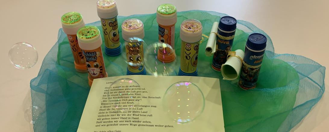 Zettel mit Gedicht und Seifenblasen