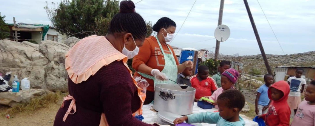 Essenausgabe an Kinder in Südafrika