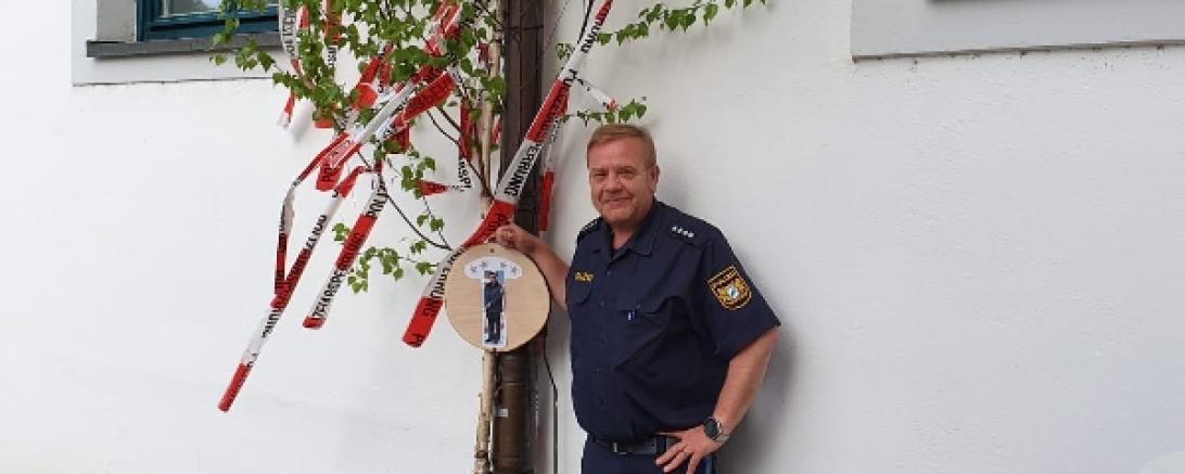 Thomas Schneid vor seiner „Liebesmaie“ im Innenhof der Polizeiinspektion. 