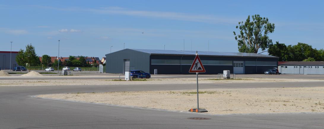 Halle mit leerem Platz und Baustellenschild
