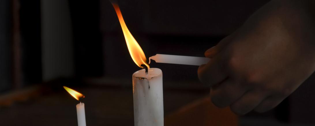 Kerze wird angezündet