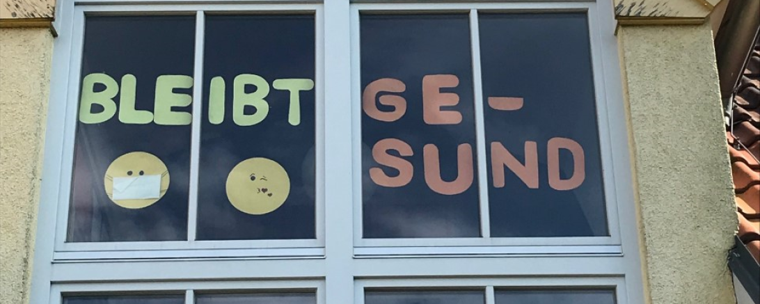 Das Foto zeigt das Fenster der Luftgruppe des Rainer Kindergartens "Bei der Klause"