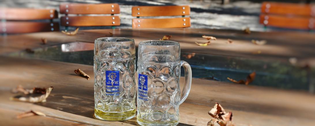 Leere Bierkrüge im Biergarten