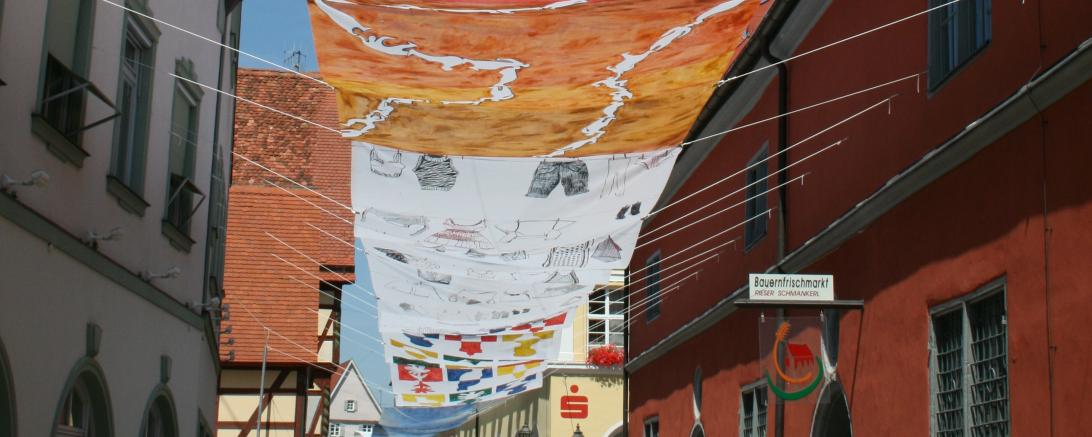 Bedruckte Stoffbahn über Nördlinger Fußgängerzone