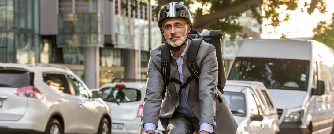 Mann im Anzug auf Fahrrad