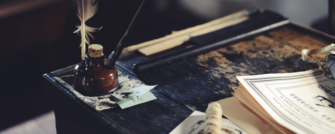 Schreibpult mit Paper, Tinte und Federkiel