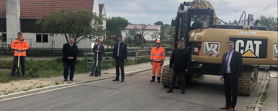 Personen bei Spatenstich in Holzheim