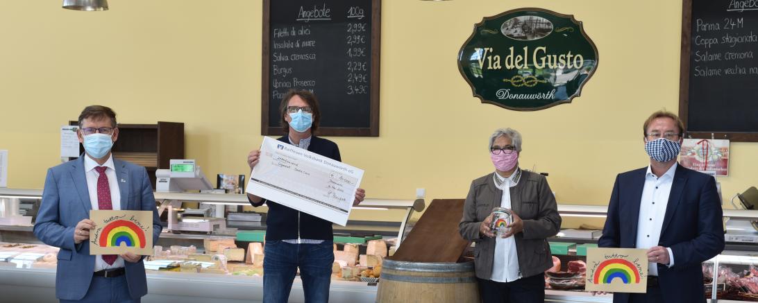 Stefan Rößle, Joachim Schoser, Fiorella Salamena, MdL Wolfgang Fackler mit Scheck bei Via del Gusto