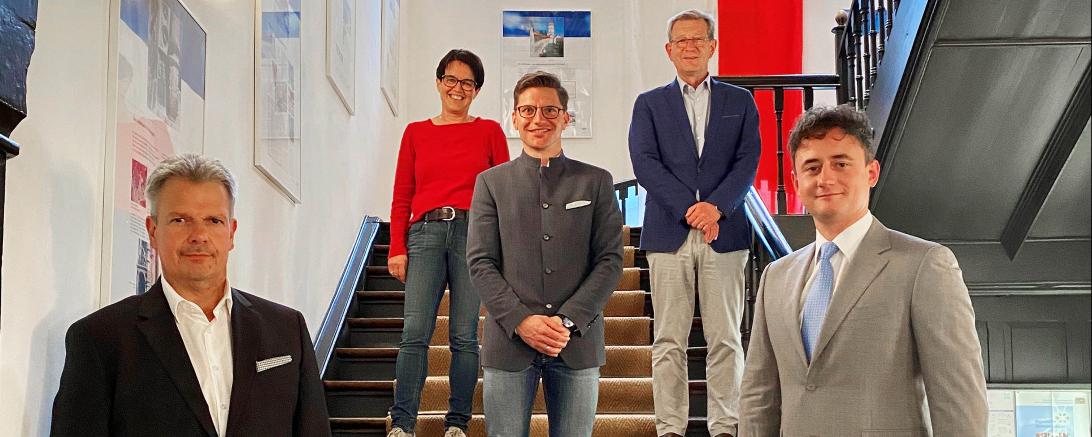 Fünf Personen mit Kanistern auf Treppe im Nördlinger Rathaus