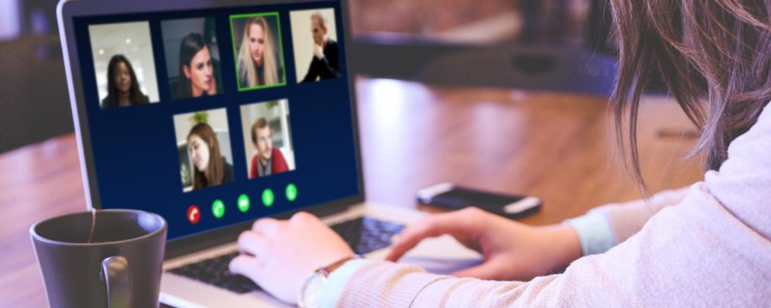 Person mit Laptop bei Videokonferenz