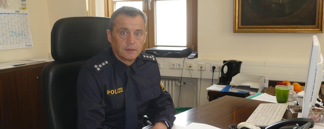 Polizist Walter Beck sitzt an seinem Schreibtisch