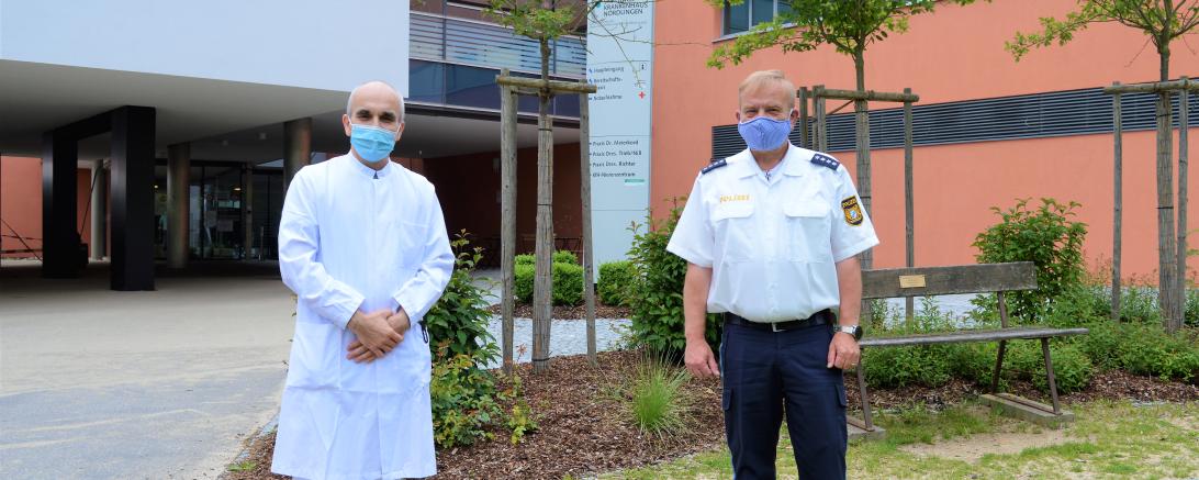 Das Bild zeigt (von links nach rechts):  Oberarzt Dr. Thomas Schmitt und Polizeihauptkommissar Thomas Schneid bei der Spendenübergabe vor dem Stiftungskrankenhaus. 