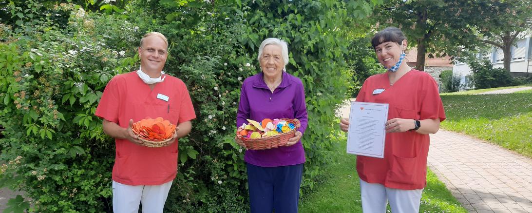 Bewohner und Mitarbeiter freuen sich über Post