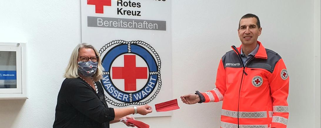 Monika Albinger überreicht die 5.000 Maske an den Kreisgeschäftsführer Arthur Lettenbauer