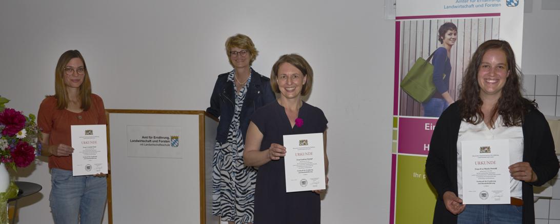 Hauswirtschaftsdirektorin Brigitte Steinle (hinten) freute sich mit den Prüfungsbesten der hauswirtschaftlichen Teilzeitschule Nördlingen, (von rechts).Eva-Maria Oswald, Gudrun Stumpf und Cornelia Funk. 