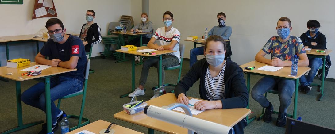 Schüler mit Masken im Klassenzimmer