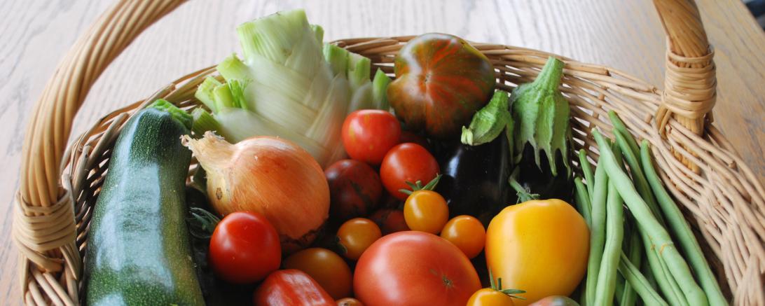 Korb mit verschiedenen Gemüsesorten