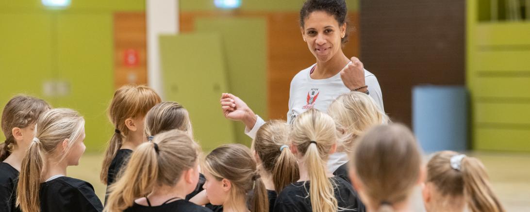 Angels-Spielerin Amenze Obanor umringt von Nachwuchs-Angels. Das raining kann endlich wieder beginnen.