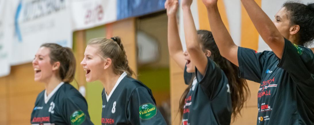 Basketballerinnen Geiselsöder, Sachnovski, Berlitz und Obanor im Trikot, jubelnd