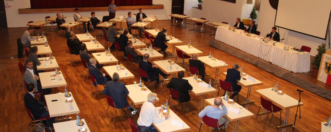 Besetzte Schreibtische im Klösterle in Nördlingen