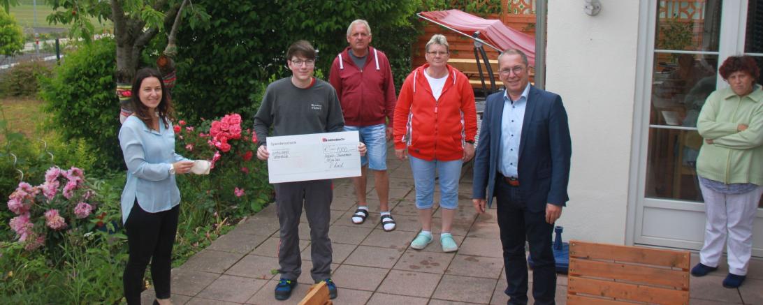 Unser Bild zeigt drei Bewohner der Sigelvilla in Asbach-Bäumenheim, sowie in der ersten Reihe Verena Geitner (Ausbilderin Fa. Grenzebach), Simon Lösch (Auszubildender Fa. Grenzebach) und Günter Schwendner (Geschäftsführer Lebenshilfe Donau-Ries e.V.) bei der Spendenübergabe in Asbach-Bäumenheim.