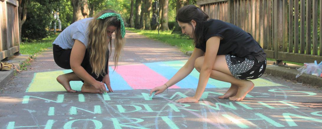 "Niemals in der Welt hört Hass durch Hass auf. Hass hört durch Liebe auf" schreiben Bernadette Rödl und Franziska Schissler auf den Fußweg in der Donauwörther Promenade. 