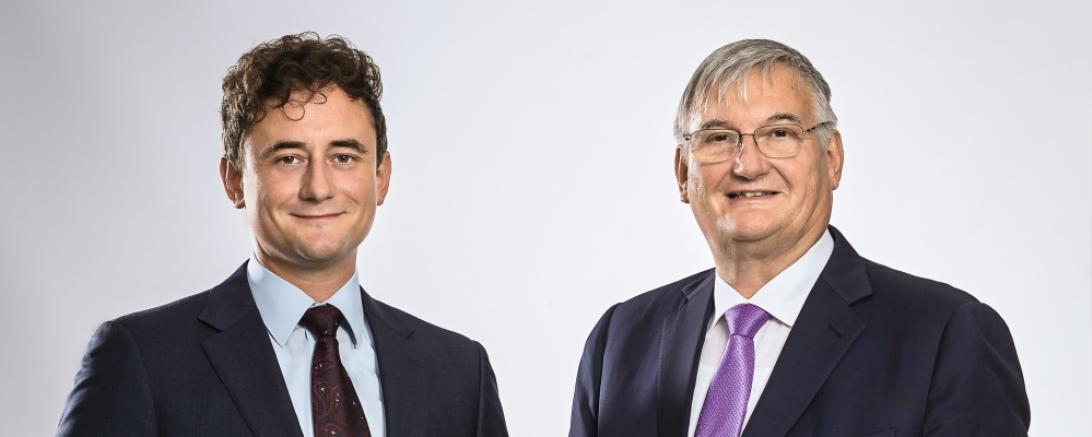 Matthias und Armin Thienel im Anzug mit Auszeichnungen Top 100