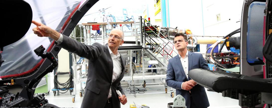 Der Chef von Airbus Deutschland, Andreas Schoder (links), führt OB Jürgen Sorré durchs Werk. 