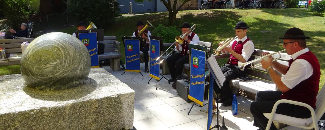 An der frischen Luft schmeckt das Mittagessen besonders gut und mit Musik nochmal so gut.