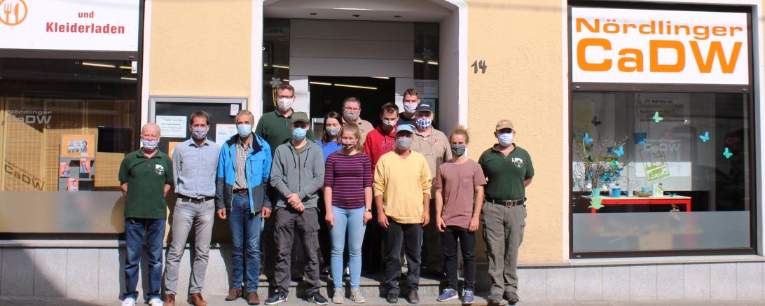 Menschen mit Masken vor der Nördlinger Tafel