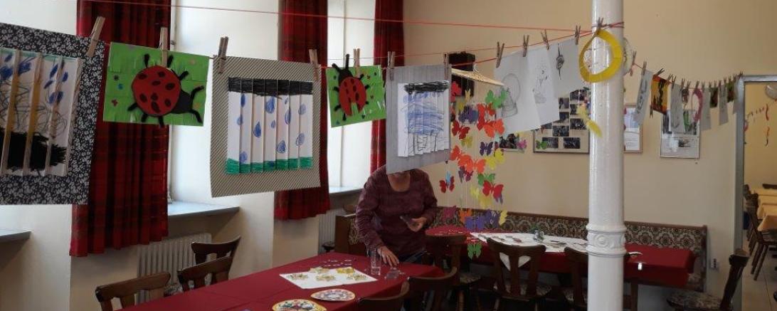 Leine und Tische mit Bildern von Kindern