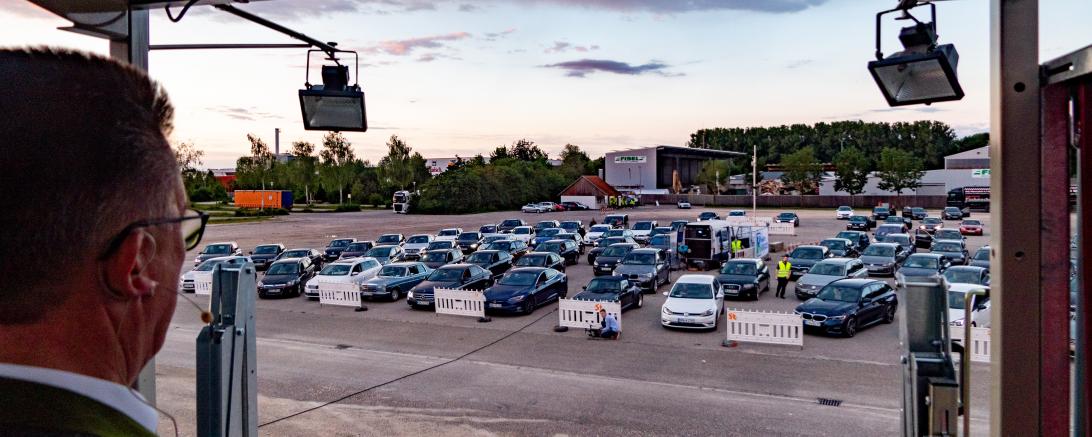 Die Firma GEDA hielt Betriebsversammlung aufgrund der Corona-Pandemie im Autokino Dillingen ab. 