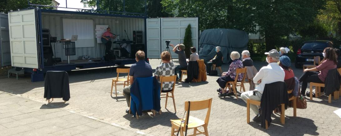 Open-Air-Gottesdienst mit Container