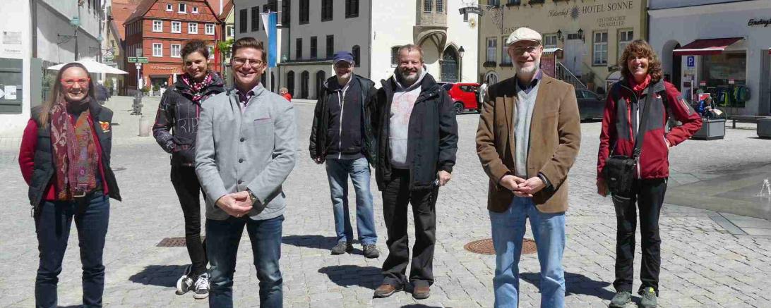 Sieben Personen stehen am Marktplatz in Nördlingen