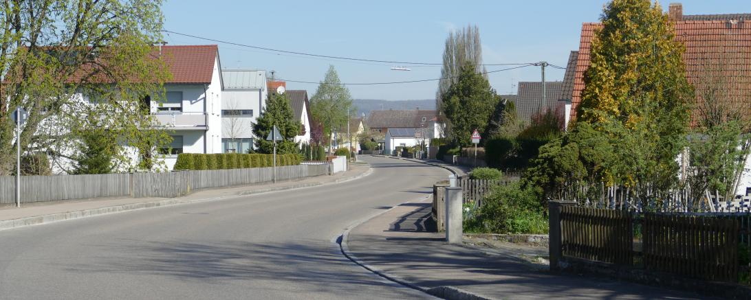 Die Hauptstraße in Genderkingen schlängelt sich durch die Gemeinde. 